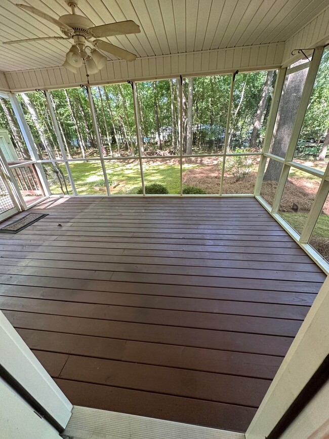 Building Photo - Get your lake therapy on, with this 3br 1ba close to the lake!