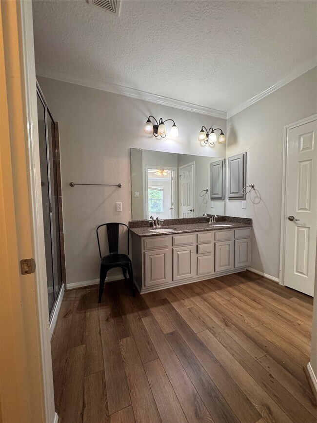 Building Photo - 137 E Montfair Blvd