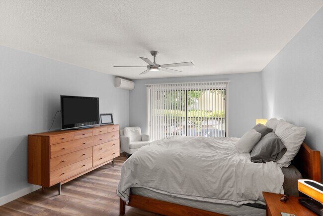 Building Photo - STYLISH 2 BED/2 BATHS LAKE OSWEGO CONDO