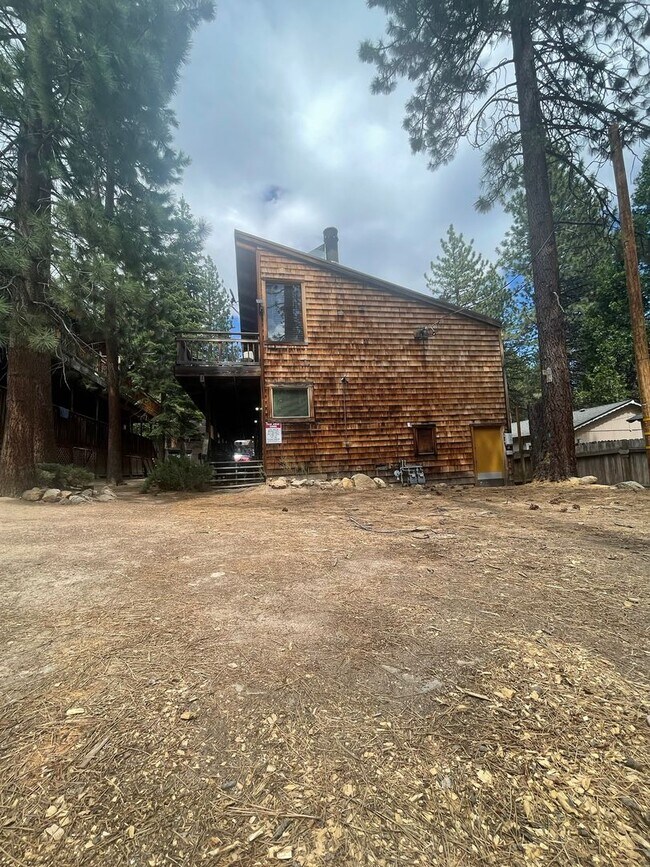 Building Photo - 3bed 2.5bath Lodge Style Duplex