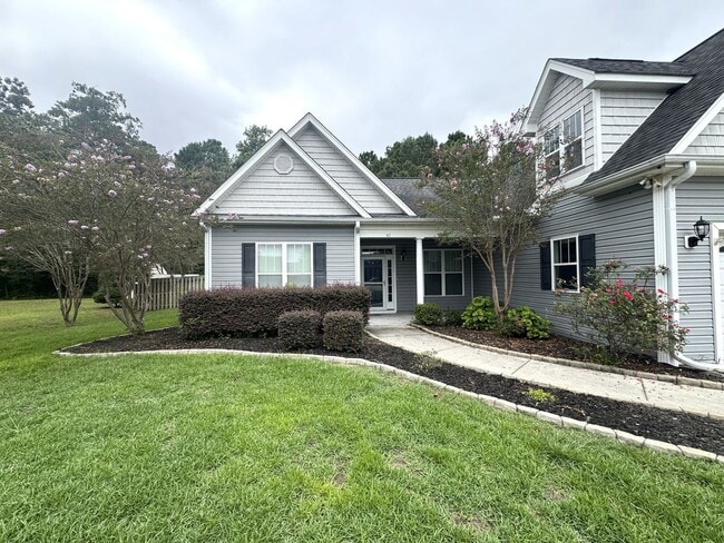 Building Photo - Great location between Wilmington and Jack...