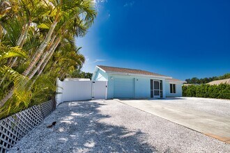 Building Photo - Annual Unfurnished 2 Bedrooms 2 Bathrooms Pool Home Located in South Venice!