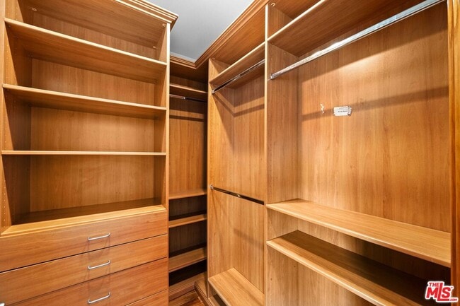 Building Photo - 9033 Cresta Dr