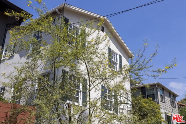Building Photo - 2547 Canyon Dr