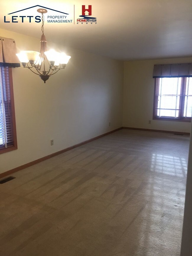 Building Photo - NEWLY RENOVATED 4 BDRM 2.5 BATH