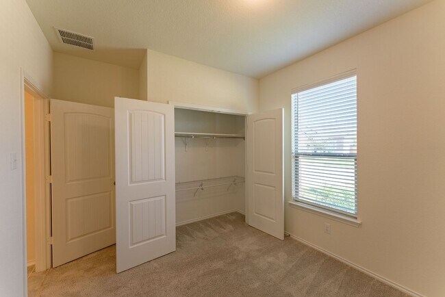 Building Photo - Elegantly Spacious 3-Bed, 2-Bath Home in Round Rock