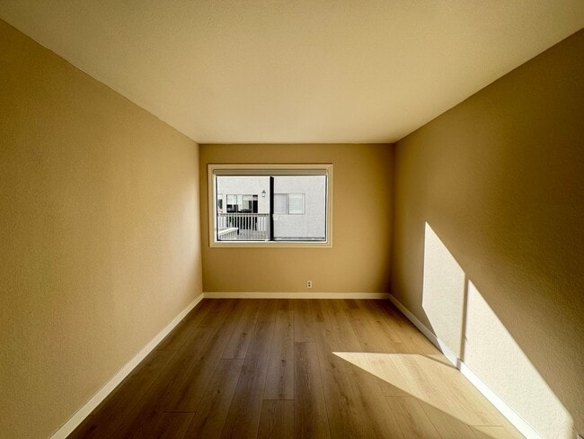 Building Photo - Spacious 2Bd/2Ba Condo w/Bonus Office, Garage and A/C!