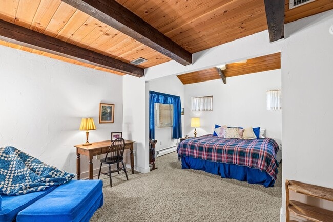 Building Photo - 3 bedroom, 2 bathroom, Spacious Scenic Munds Park Home!