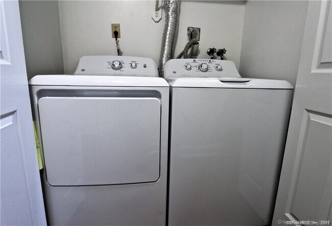 Building Photo - 5 Glen St