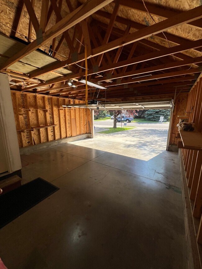 Building Photo - Cozy 3 Bedroom Home with 2-Car Garage in Prime West Bozeman Location