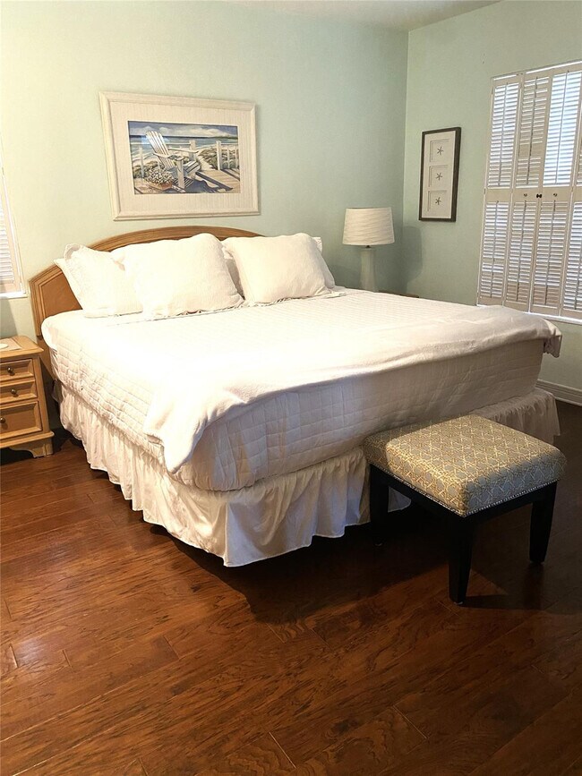 Building Photo - 1612 E Lake Dr