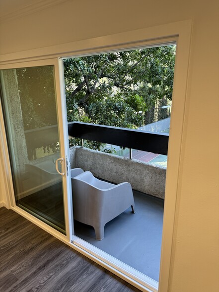 Balcony/Double pane soundproof glass - 2700 Cahuenga Blvd E