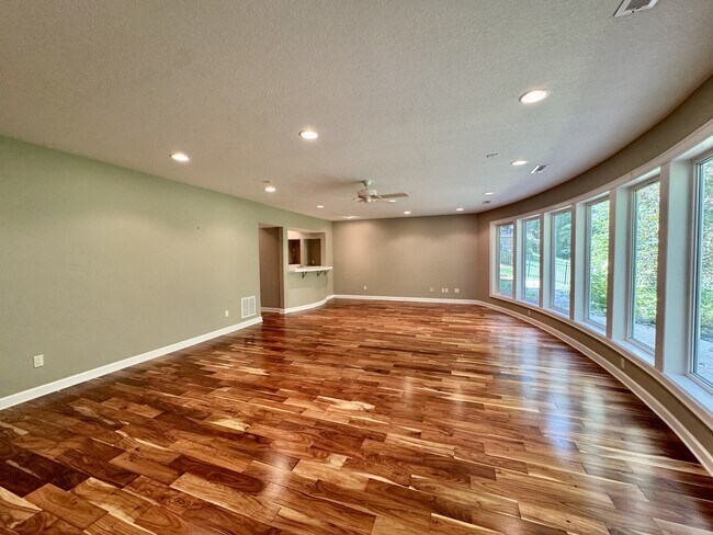 Building Photo - 124 Vinita Ln
