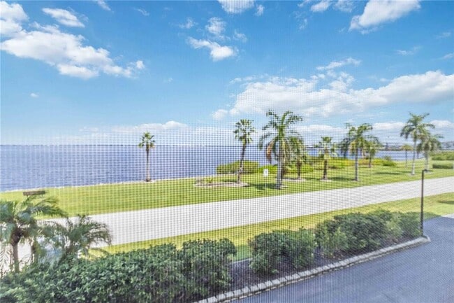 Building Photo - 1500 Park Beach Cir