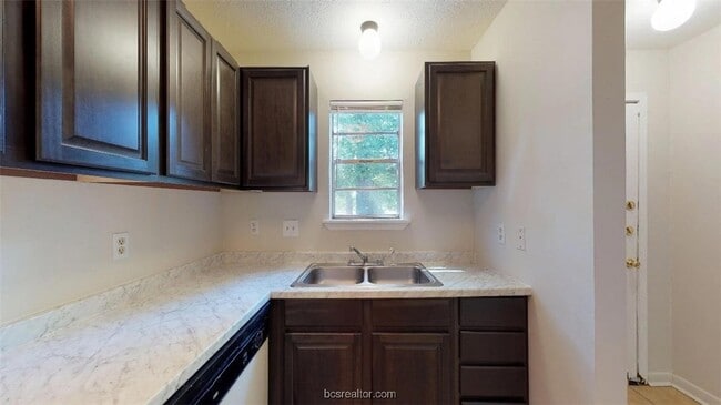 Building Photo - 918 Navarro Dr