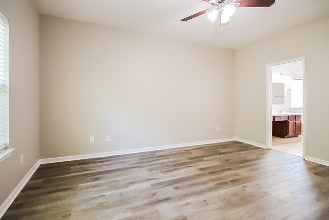 Building Photo - 2407 Lexington Park Dr