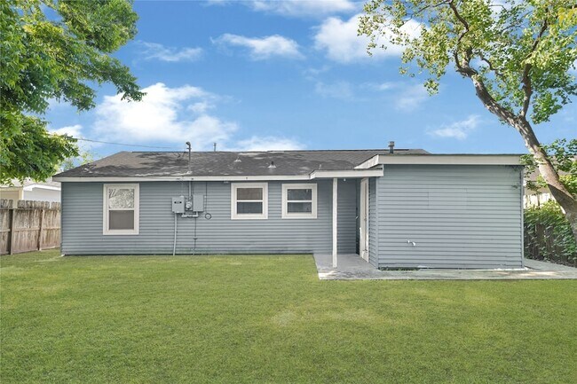 Building Photo - 7523 Azalea St