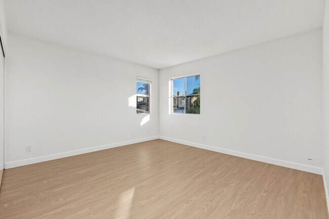 Building Photo - Spacious Vista Home