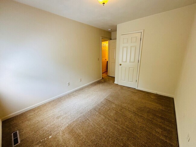 Building Photo - 4 Bedroom 3.5 Bath Townhouse