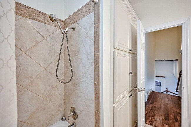 Building Photo - 811 Mallard Pointe Dr