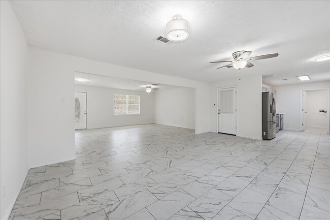 Building Photo - 165 Loving Dr