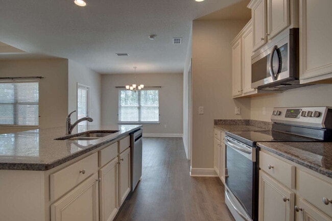 Building Photo - Spacious 3BR/2BA Home in Pace – Pet-Friend...