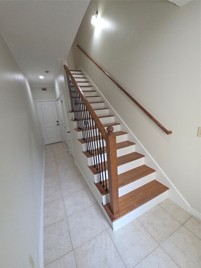 Building Photo - 3117 Fairdale Oaks E