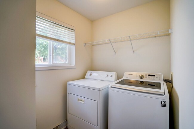 Building Photo - 1237 Jasmine Dr