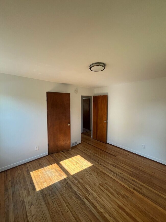 Building Photo - 3 Bed Single Family Home Available - Close to Rochester General