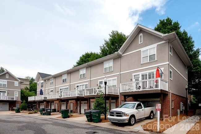 Building Photo - 206 S Cedar St