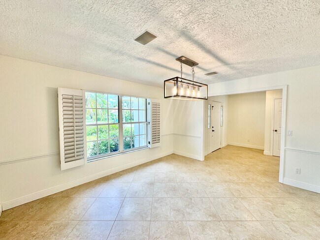Building Photo - ** BERKSHIRE LAKES ** 3 BED + DEN / 2.5 BA...