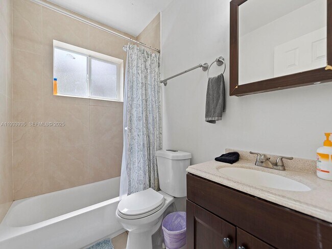 Building Photo - 560 NE 161st St