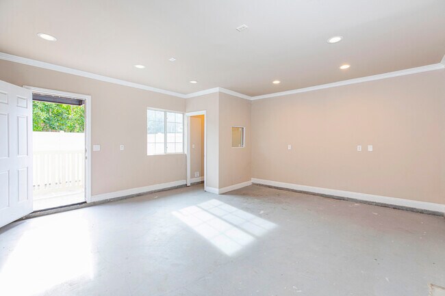 Building Photo - 10557 Helendale Ave