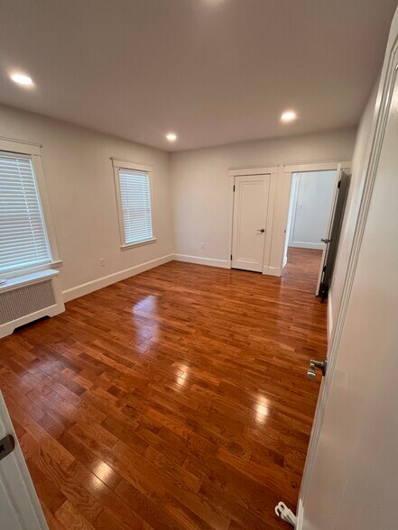 Building Photo - 121 Shore Dr