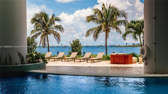 Building Photo - 700 NE 24th St