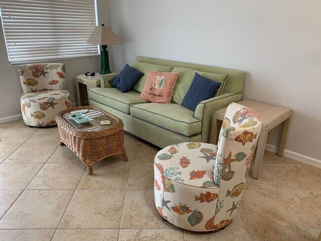 Building Photo - 1 Bedroom loft condo located in North Myrt...