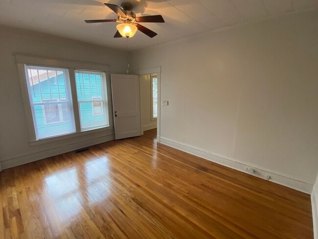 Building Photo - Spacious 1 Bedroom Near Duke East and Broad St - Huge Fenced Yd!