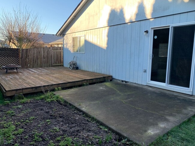 Building Photo - VIDEOTOUR: Amazing Newer South Salem Home! Great Location. PETS WELCOME