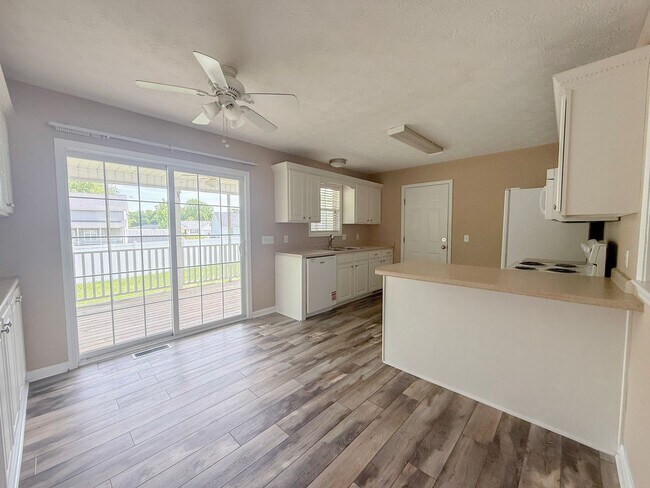 Building Photo - Pet-Friendly 3-Bedroom Home with Garage, Screened-In Porch & Spacious Bedrooms