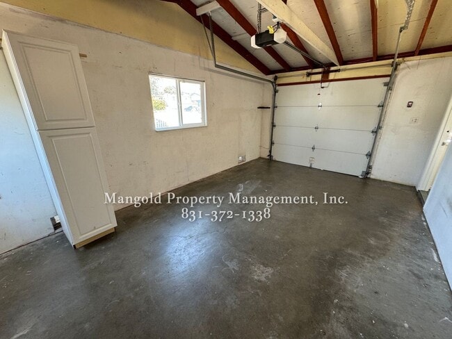 Building Photo - Great Home Located In Seaside Neighborhood with Fenced Back Yard!