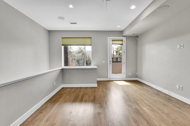 Building Photo - $3,000- 2 Bed/2.5-bathroom Townhome in Denver with Rooftop Deck!