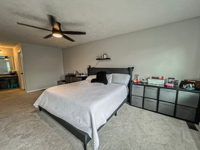 Building Photo - Beautiful and Spacious 4 Bedroom 2.5 Bathroom Home Sitting on Extensive Lot In Desired Xanadu Est...