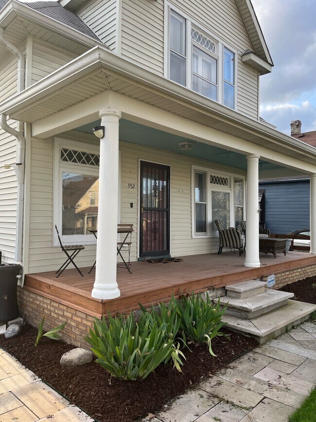 Front Porch - 952 Tecumseh St