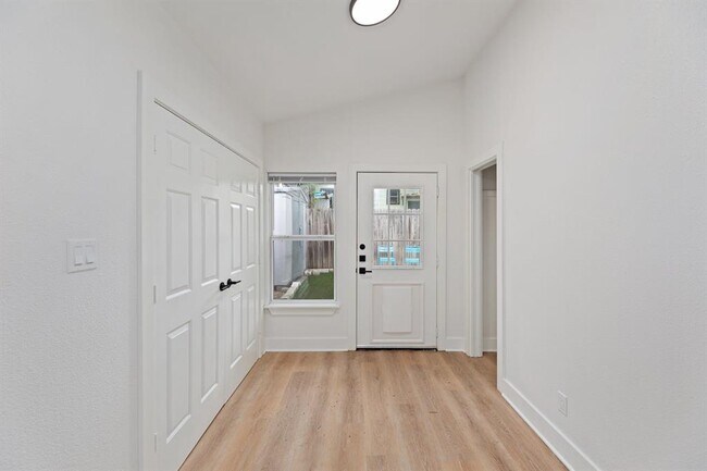 Building Photo - 2208 Santa Rita St