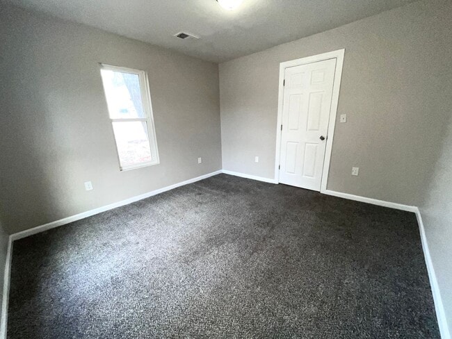 Building Photo - 2 bedroom, 1.5 bath house