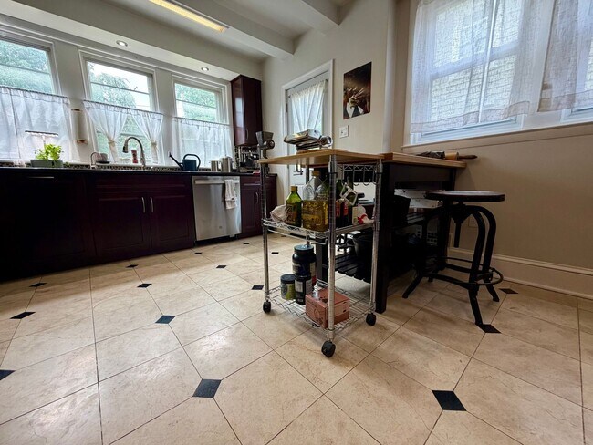 Building Photo - Stunning 4-Bed/2-Bath Home in the heart of Lansdowne! Available First Week of September!