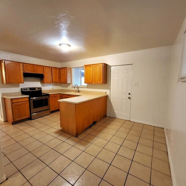 Building Photo - AFFORDABLE HOME IN PHOENIX JUST EAST OF DO...