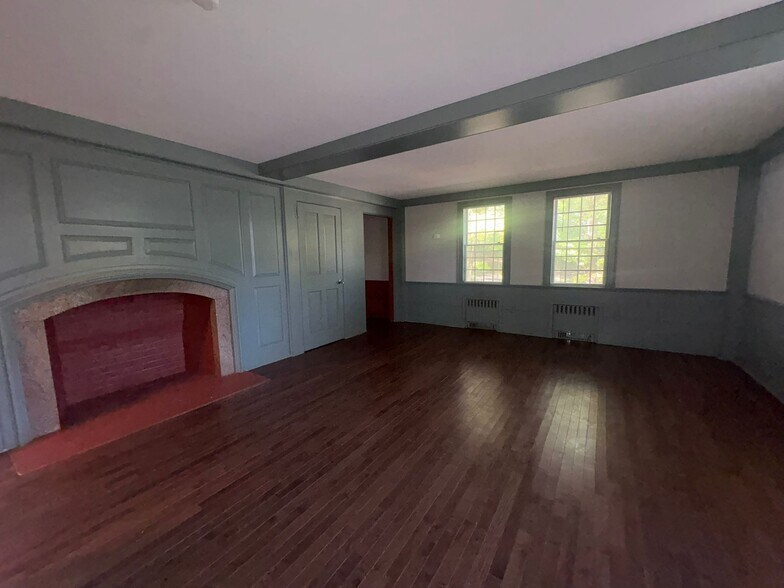 Building Photo - 2860 Whitney Ave
