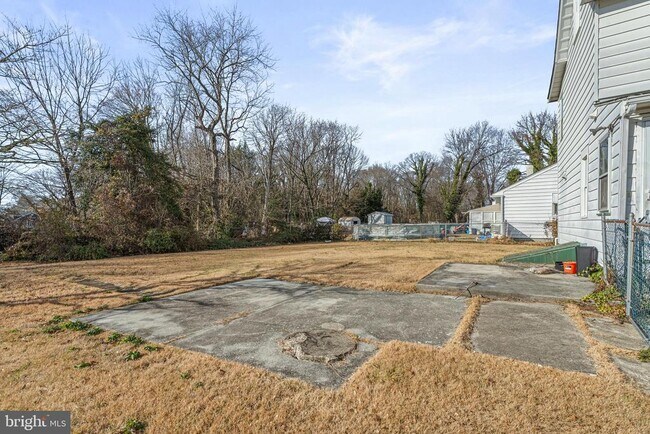 Building Photo - 923 N Main St