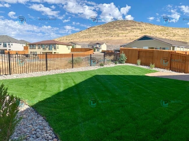Building Photo - Gorgeous Newer 3 Bedroom Home! Located off...